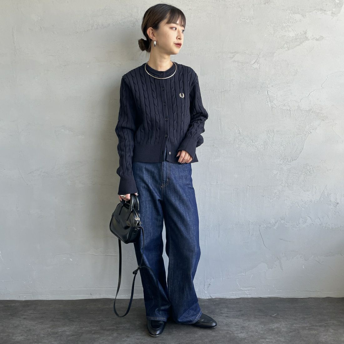 FRED PERRY [フレッドペリー] 別注 ケーブルニットカーディガン [FPW-25A-008JF] NAVY/WARM &&モデル身長：150cm 着用サイズ：10&&