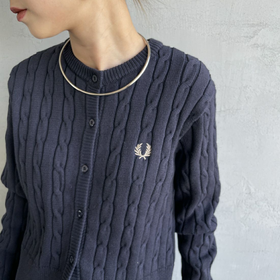 FRED PERRY [フレッドペリー] 別注 ケーブルニットカーディガン [FPW-25A-008JF] NAVY/WARM &&モデル身長：150cm 着用サイズ：10&&