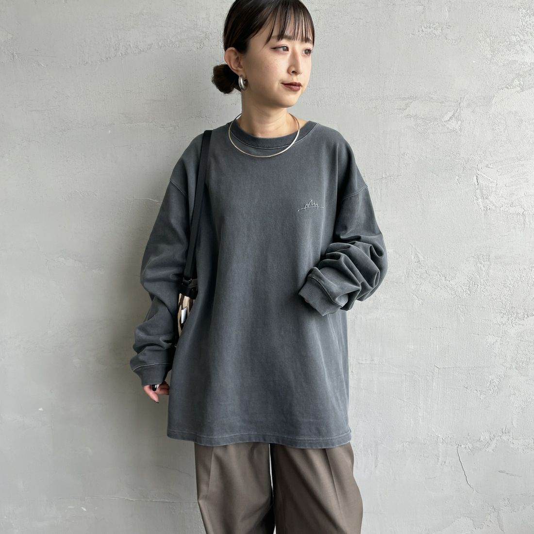 MANHATTAN PORTAGE [マンハッタンポーテージ] 別注 手書き風バックプリント ロングスリーブTシャツ [25FWMP-IN76-JF] CHARCOAL &&モデル身長：150cm 着用サイズ：S&&