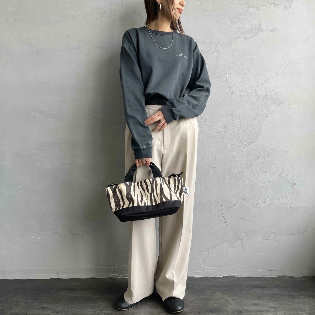 MANHATTAN PORTAGE [マンハッタンポーテージ] 別注 手書き風バックプリント ロングスリーブTシャツ [25FWMP-IN76-JF] CHARCOAL &&モデル身長：159cm 着用サイズ：S&&