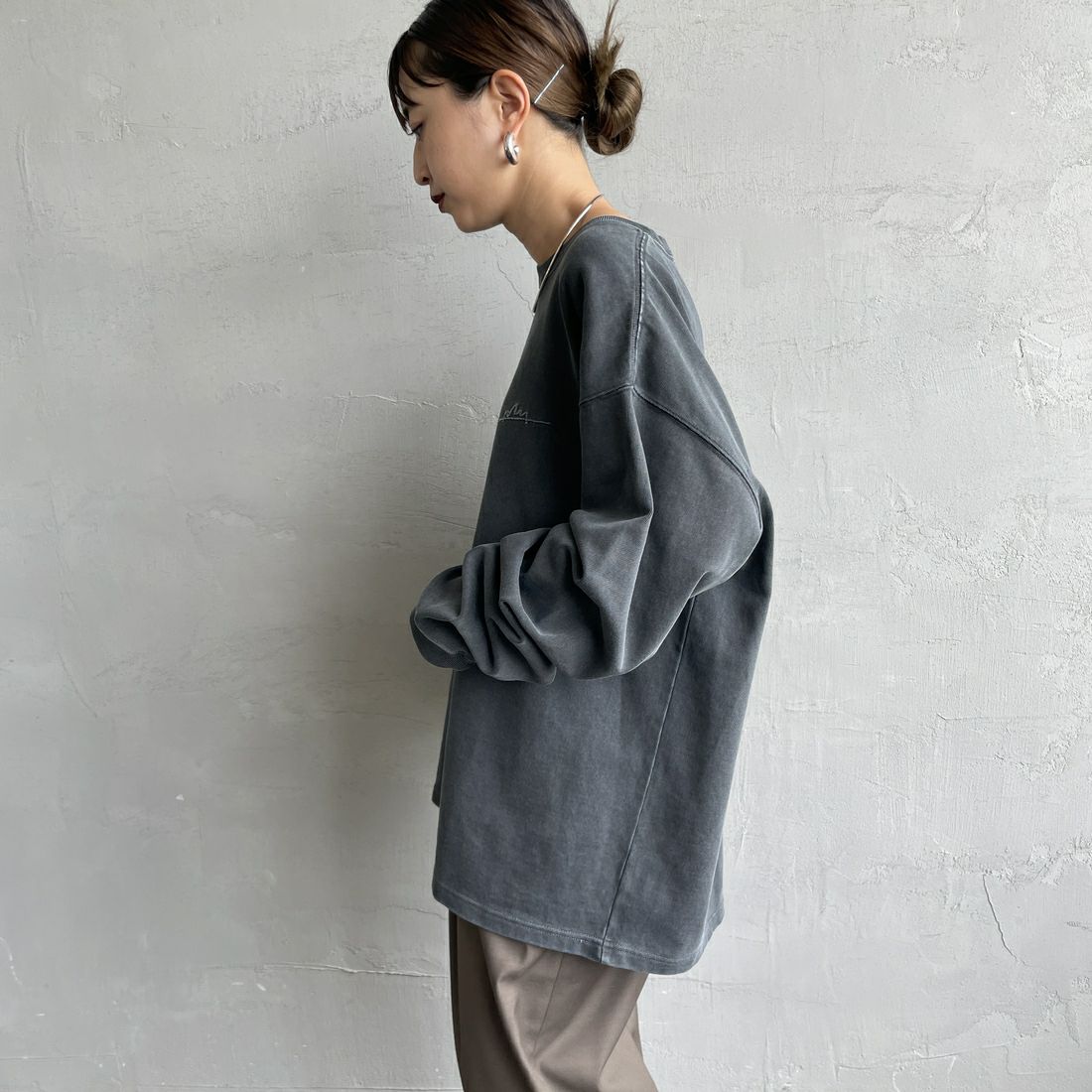 MANHATTAN PORTAGE [マンハッタンポーテージ] 別注 手書き風バックプリント ロングスリーブTシャツ [25FWMP-IN76-JF] CHARCOAL &&モデル身長：150cm 着用サイズ：S&&