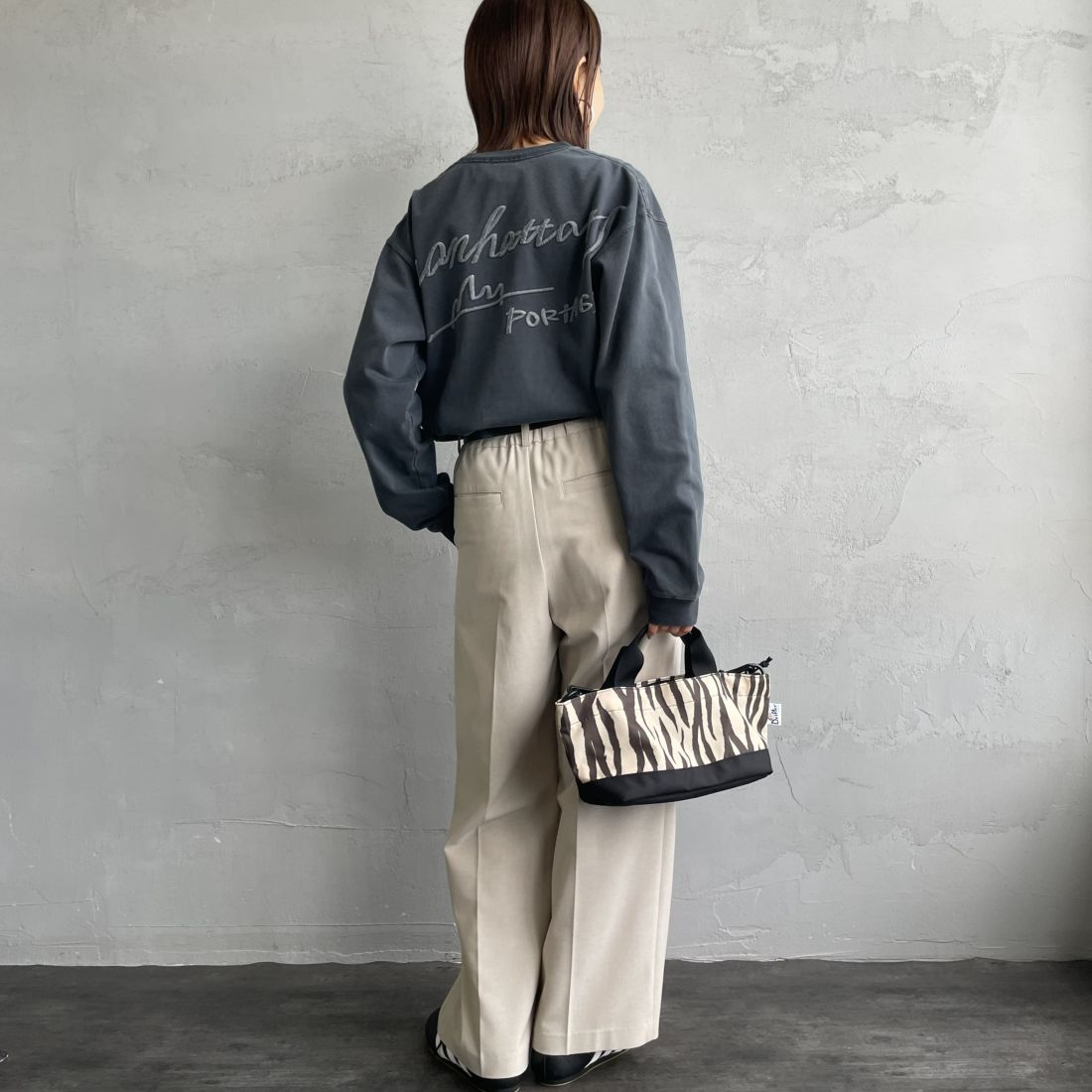 MANHATTAN PORTAGE [マンハッタンポーテージ] 別注 手書き風バックプリント ロングスリーブTシャツ [25FWMP-IN76-JF] CHARCOAL &&モデル身長：159cm 着用サイズ：S&&