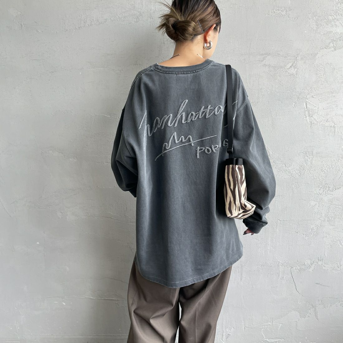 MANHATTAN PORTAGE [マンハッタンポーテージ] 別注 手書き風バックプリント ロングスリーブTシャツ [25FWMP-IN76-JF] CHARCOAL &&モデル身長：150cm 着用サイズ：S&&