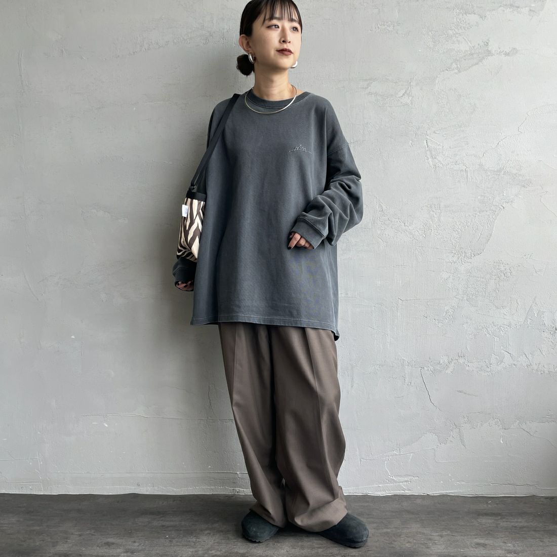 MANHATTAN PORTAGE [マンハッタンポーテージ] 別注 手書き風バックプリント ロングスリーブTシャツ [25FWMP-IN76-JF] CHARCOAL &&モデル身長：150cm 着用サイズ：S&&