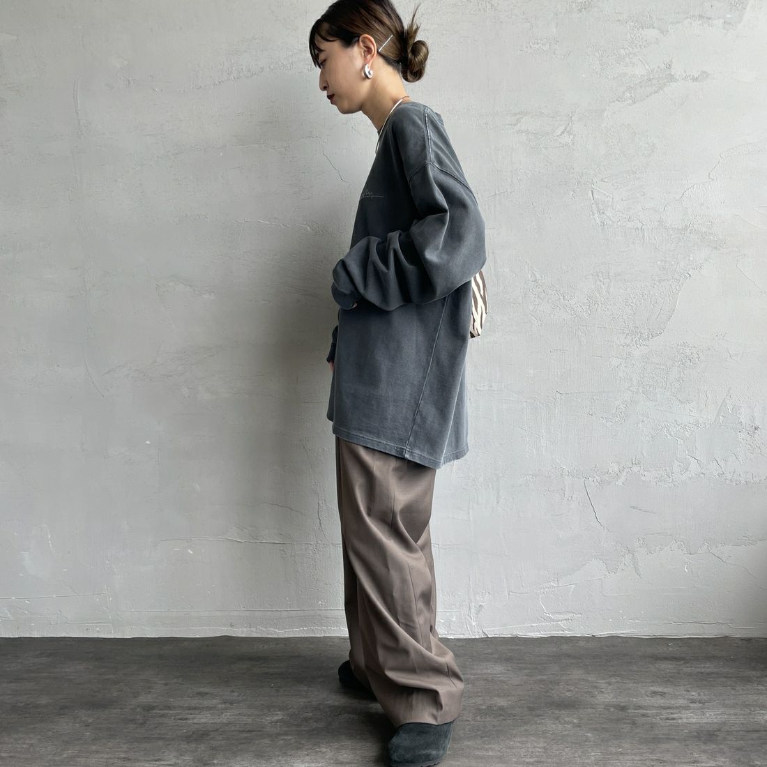 MANHATTAN PORTAGE [マンハッタンポーテージ] 別注 手書き風バックプリント ロングスリーブTシャツ [25FWMP-IN76-JF] CHARCOAL &&モデル身長：150cm 着用サイズ：S&&