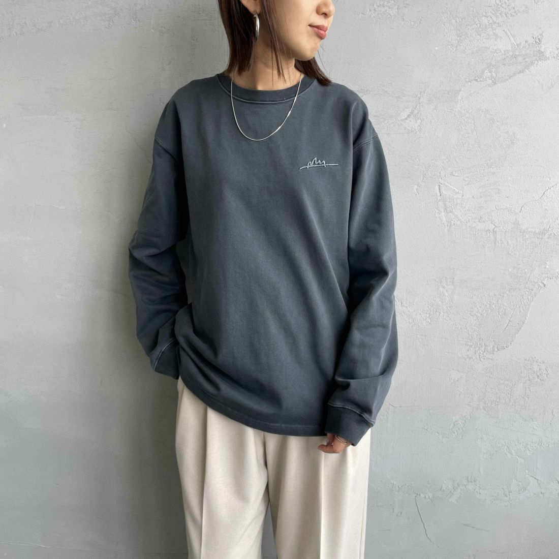 MANHATTAN PORTAGE [マンハッタンポーテージ] 別注 手書き風バックプリント ロングスリーブTシャツ [25FWMP-IN76-JF] CHARCOAL &&モデル身長：159cm 着用サイズ：S&&