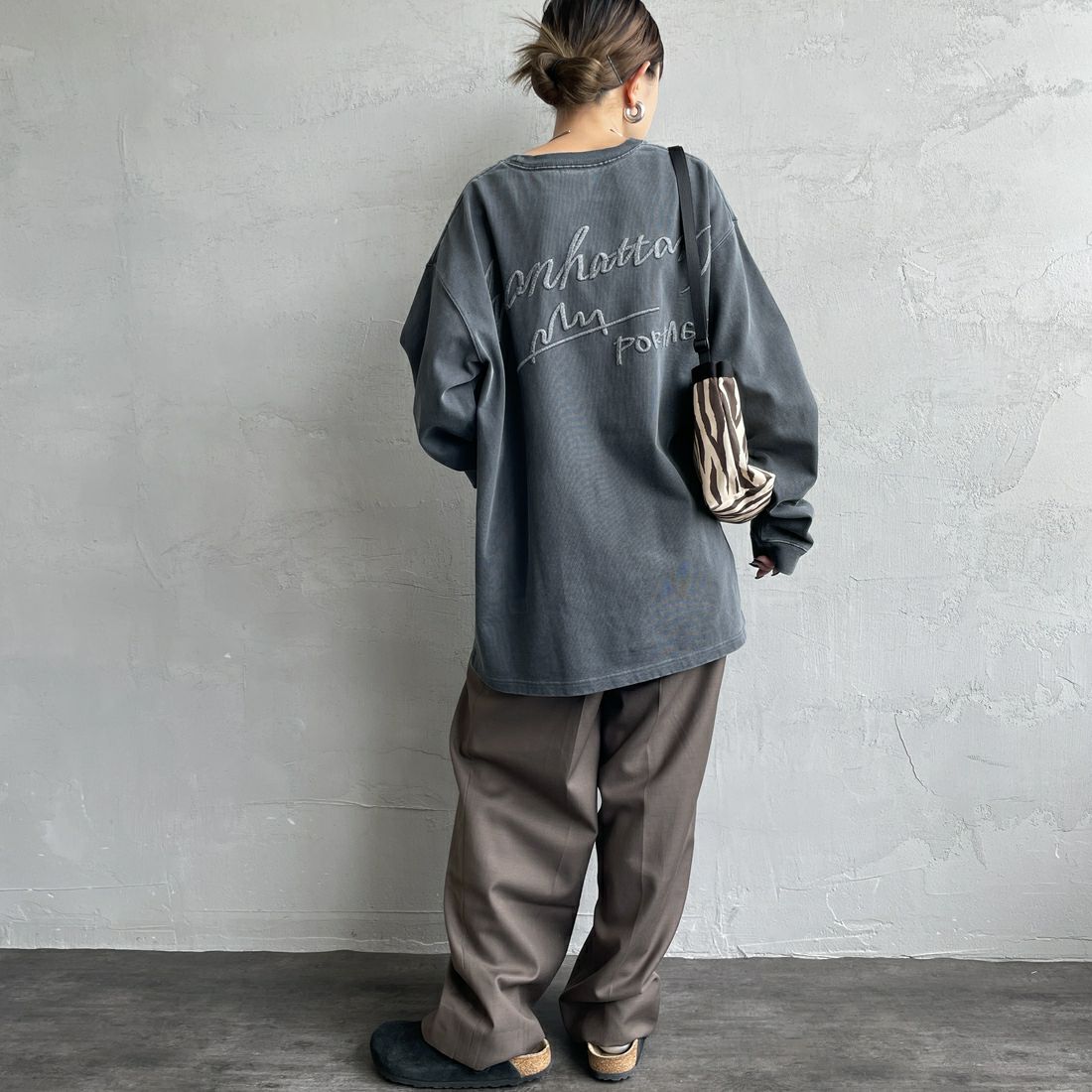 MANHATTAN PORTAGE [マンハッタンポーテージ] 別注 手書き風バックプリント ロングスリーブTシャツ [25FWMP-IN76-JF] CHARCOAL &&モデル身長：150cm 着用サイズ：S&&