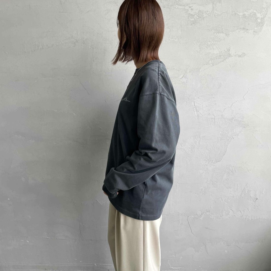 MANHATTAN PORTAGE [マンハッタンポーテージ] 別注 手書き風バックプリント ロングスリーブTシャツ [25FWMP-IN76-JF] CHARCOAL &&モデル身長：159cm 着用サイズ：S&&