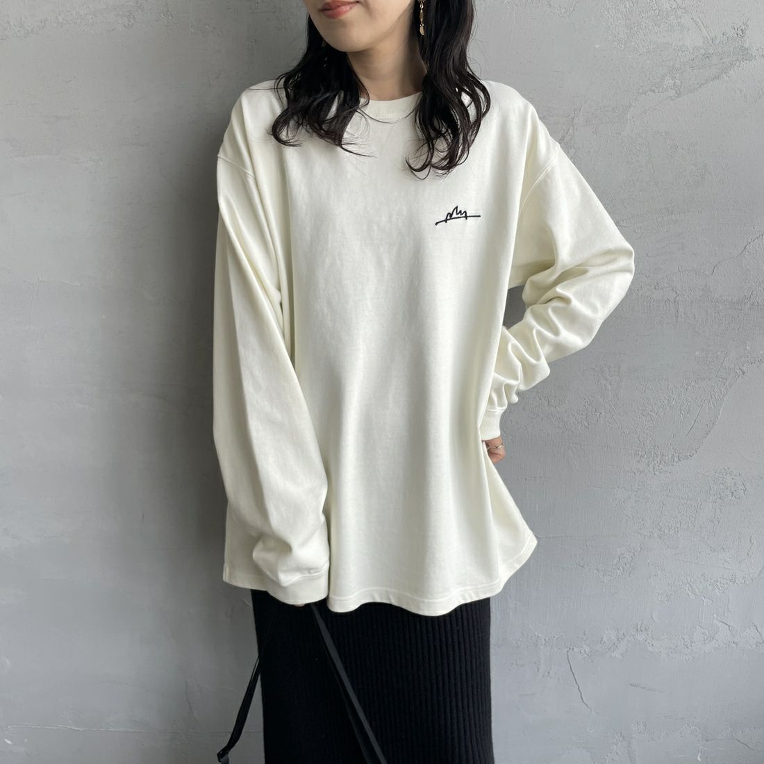 MANHATTAN PORTAGE [マンハッタンポーテージ] 別注 手書き風バックプリント ロングスリーブTシャツ [25FWMP-IN76-JF] IVORY &&モデル身長：160cm 着用サイズ：S&&