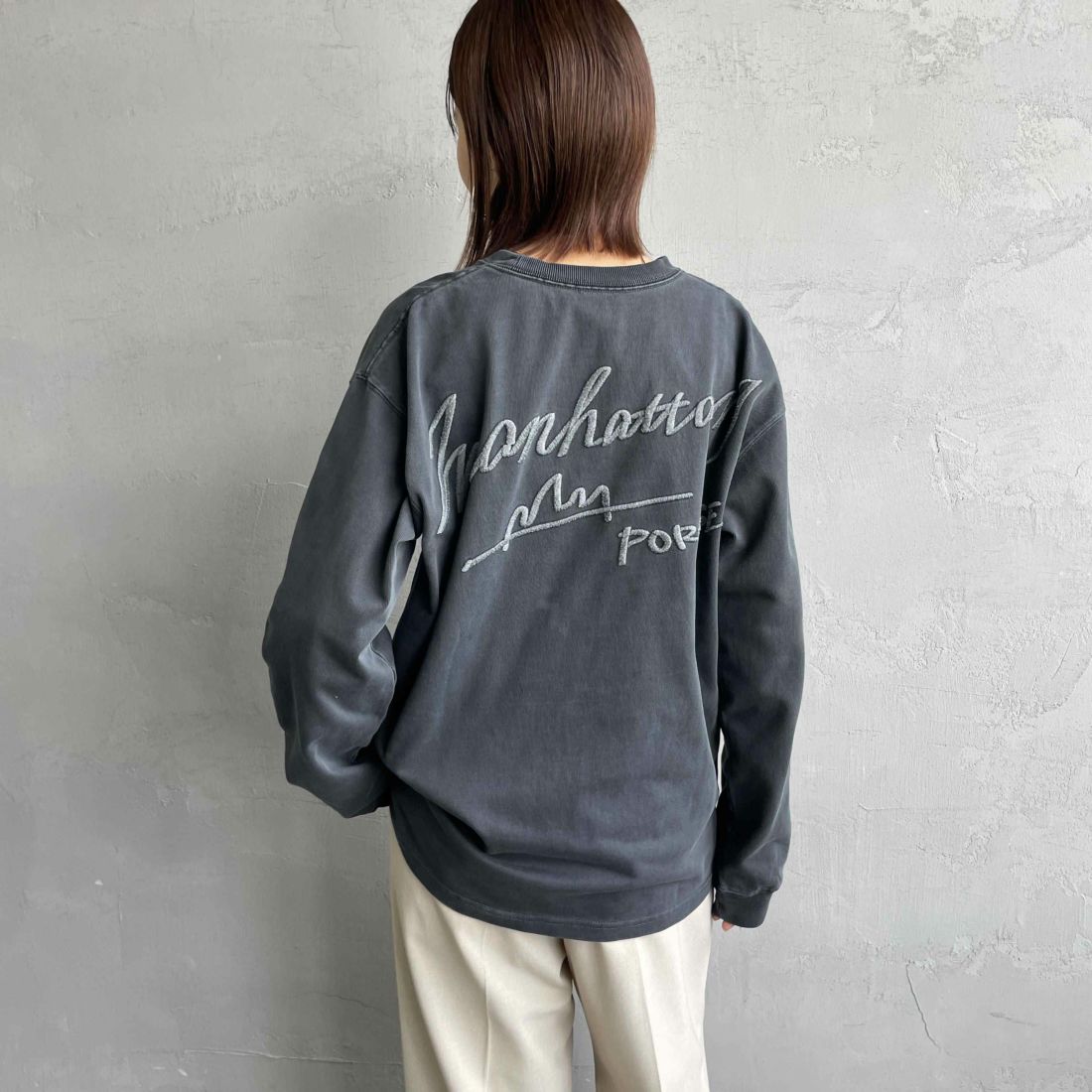 MANHATTAN PORTAGE [マンハッタンポーテージ] 別注 手書き風バックプリント ロングスリーブTシャツ [25FWMP-IN76-JF] CHARCOAL &&モデル身長：159cm 着用サイズ：S&&
