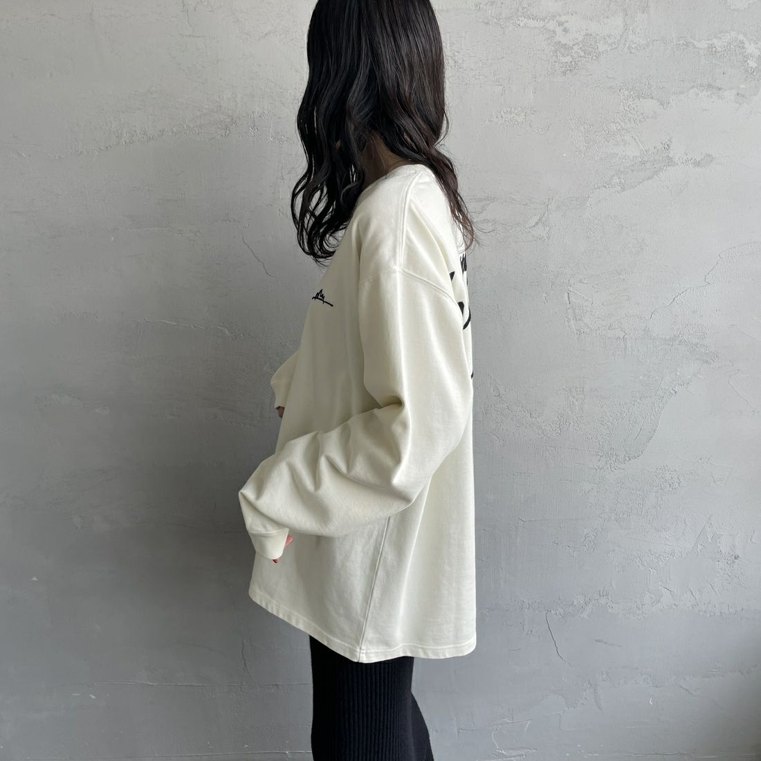 MANHATTAN PORTAGE [マンハッタンポーテージ] 別注 手書き風バックプリント ロングスリーブTシャツ [25FWMP-IN76-JF] IVORY &&モデル身長：160cm 着用サイズ：S&&