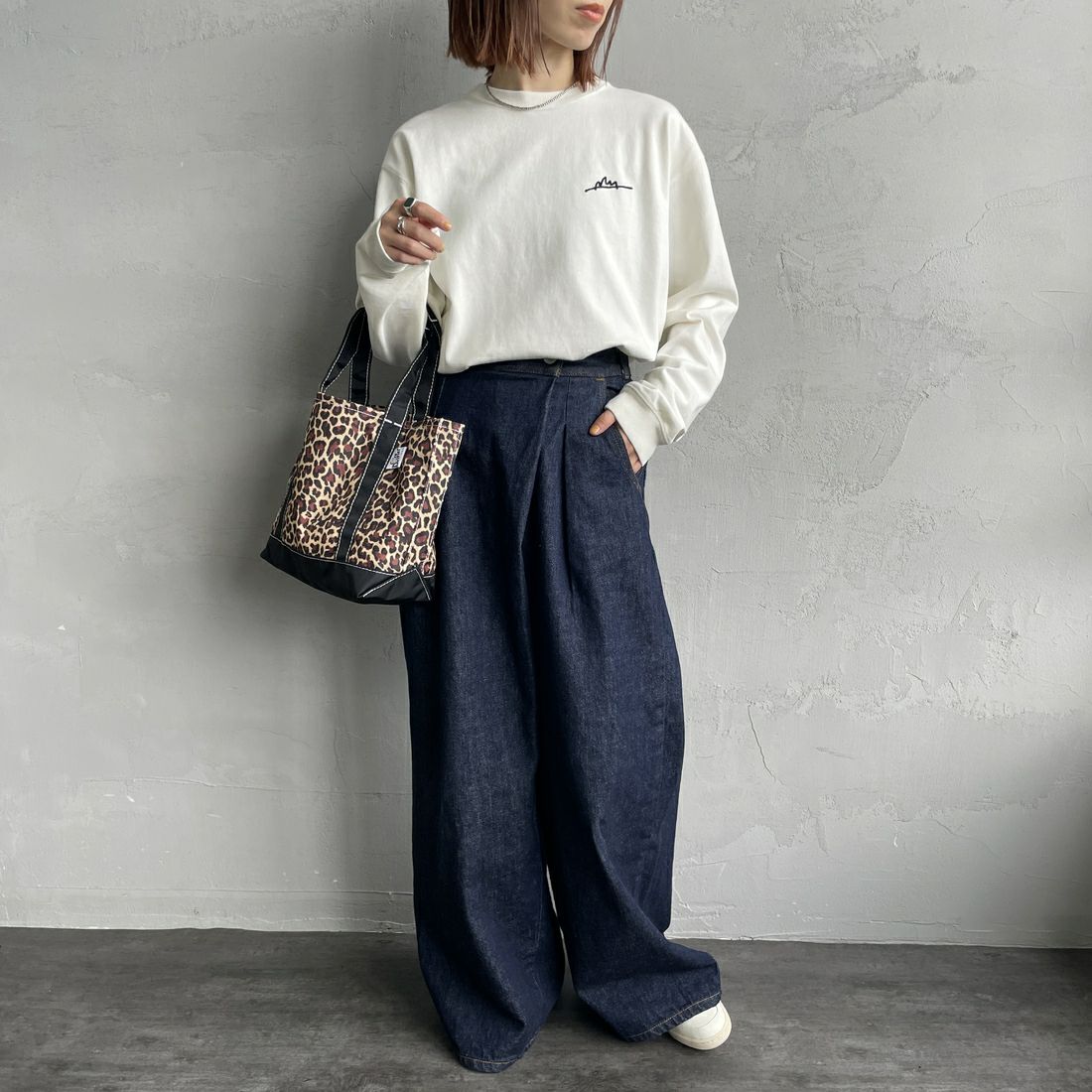 MANHATTAN PORTAGE [マンハッタンポーテージ] 別注 手書き風バックプリント ロングスリーブTシャツ [25FWMP-IN76-JF] IVORY &&モデル身長：158cm 着用サイズ：S&&