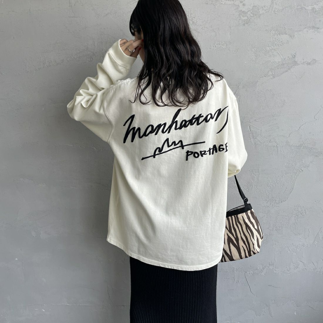MANHATTAN PORTAGE [マンハッタンポーテージ] 別注 手書き風バックプリント ロングスリーブTシャツ [25FWMP-IN76-JF] IVORY &&モデル身長：160cm 着用サイズ：S&&