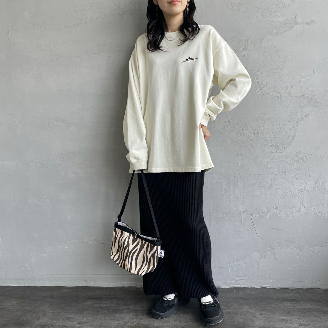 MANHATTAN PORTAGE [マンハッタンポーテージ] 別注 手書き風バックプリント ロングスリーブTシャツ [25FWMP-IN76-JF] IVORY &&モデル身長：160cm 着用サイズ：S&&