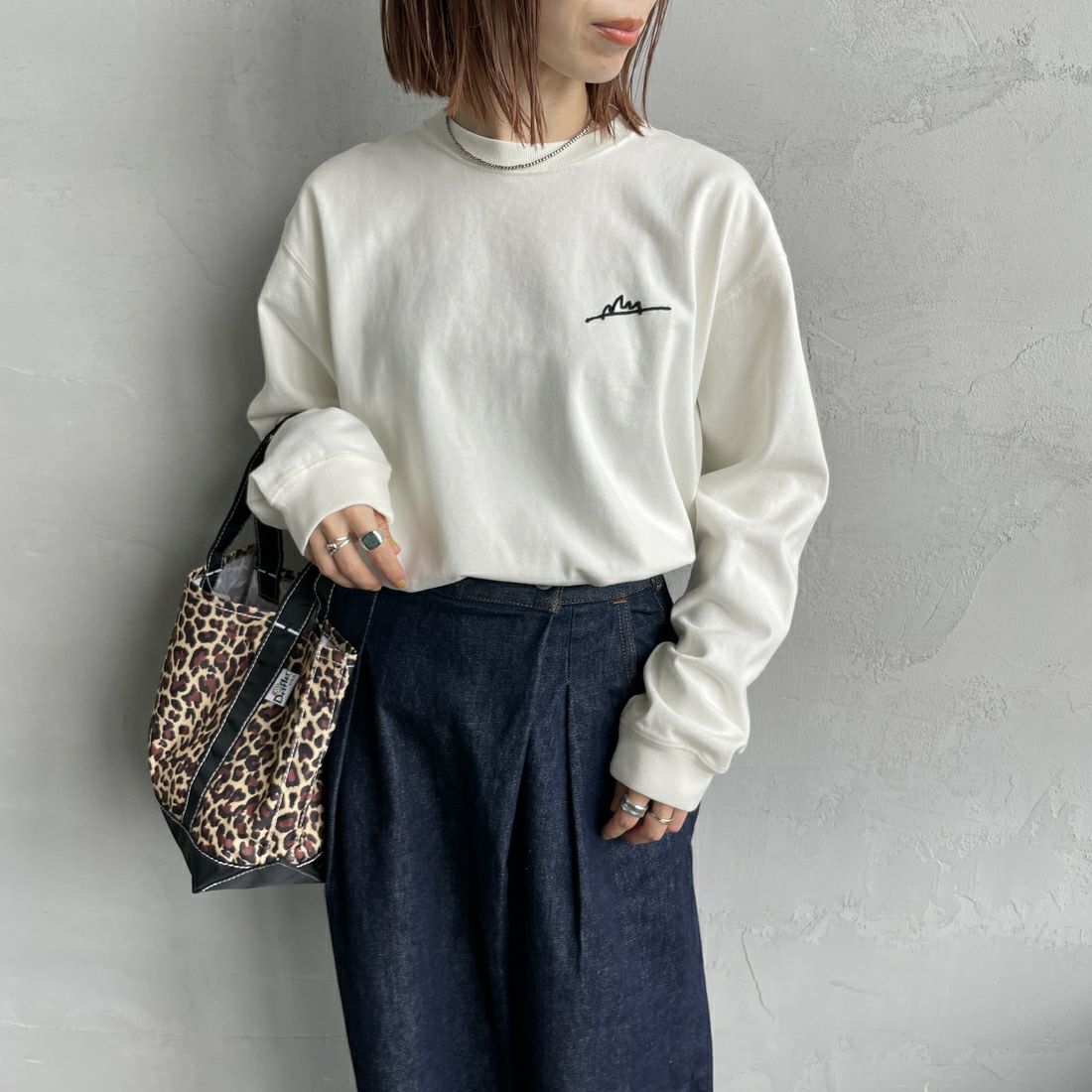 MANHATTAN PORTAGE [マンハッタンポーテージ] 別注 手書き風バックプリント ロングスリーブTシャツ [25FWMP-IN76-JF] IVORY &&モデル身長：158cm 着用サイズ：S&&