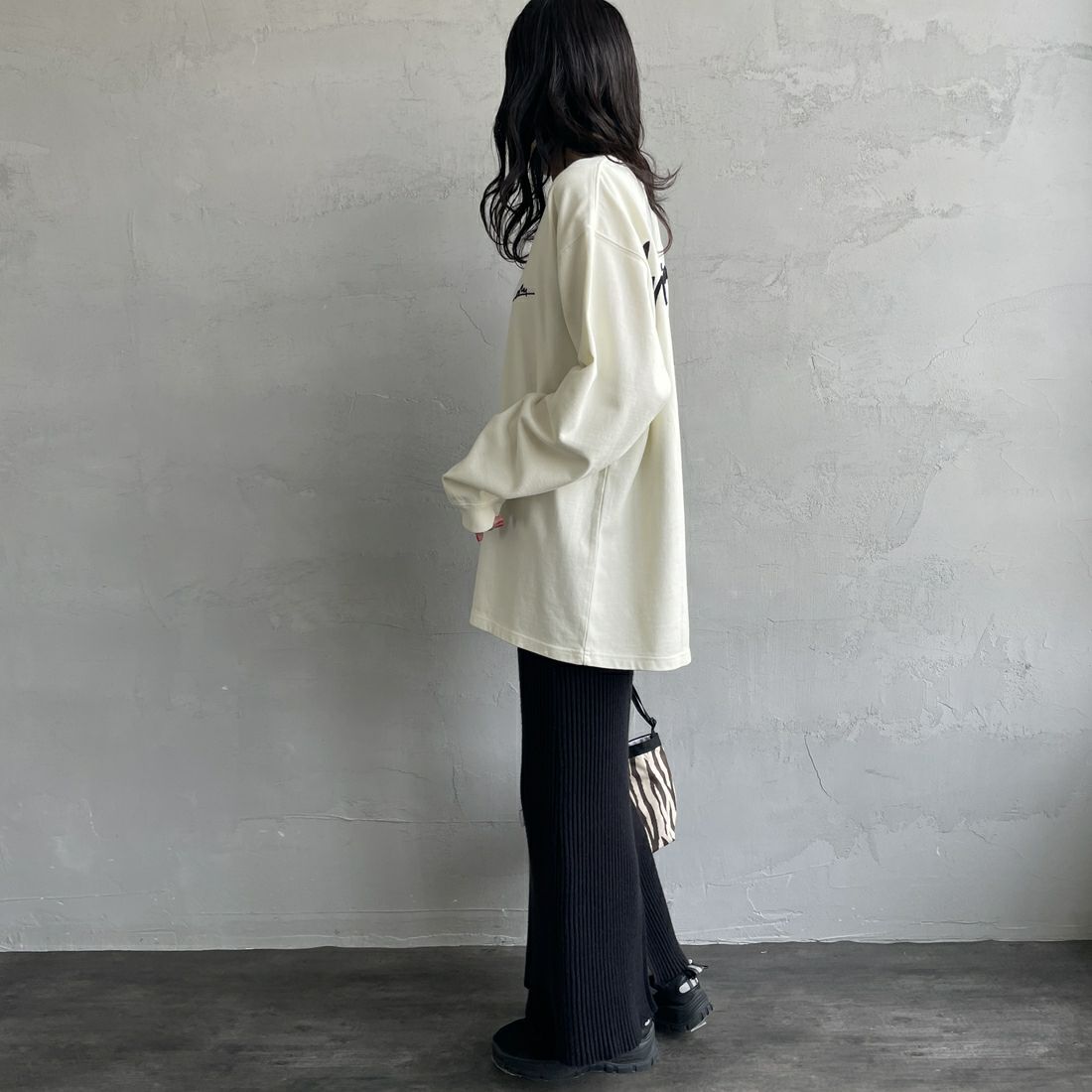 MANHATTAN PORTAGE [マンハッタンポーテージ] 別注 手書き風バックプリント ロングスリーブTシャツ [25FWMP-IN76-JF] IVORY &&モデル身長：160cm 着用サイズ：S&&