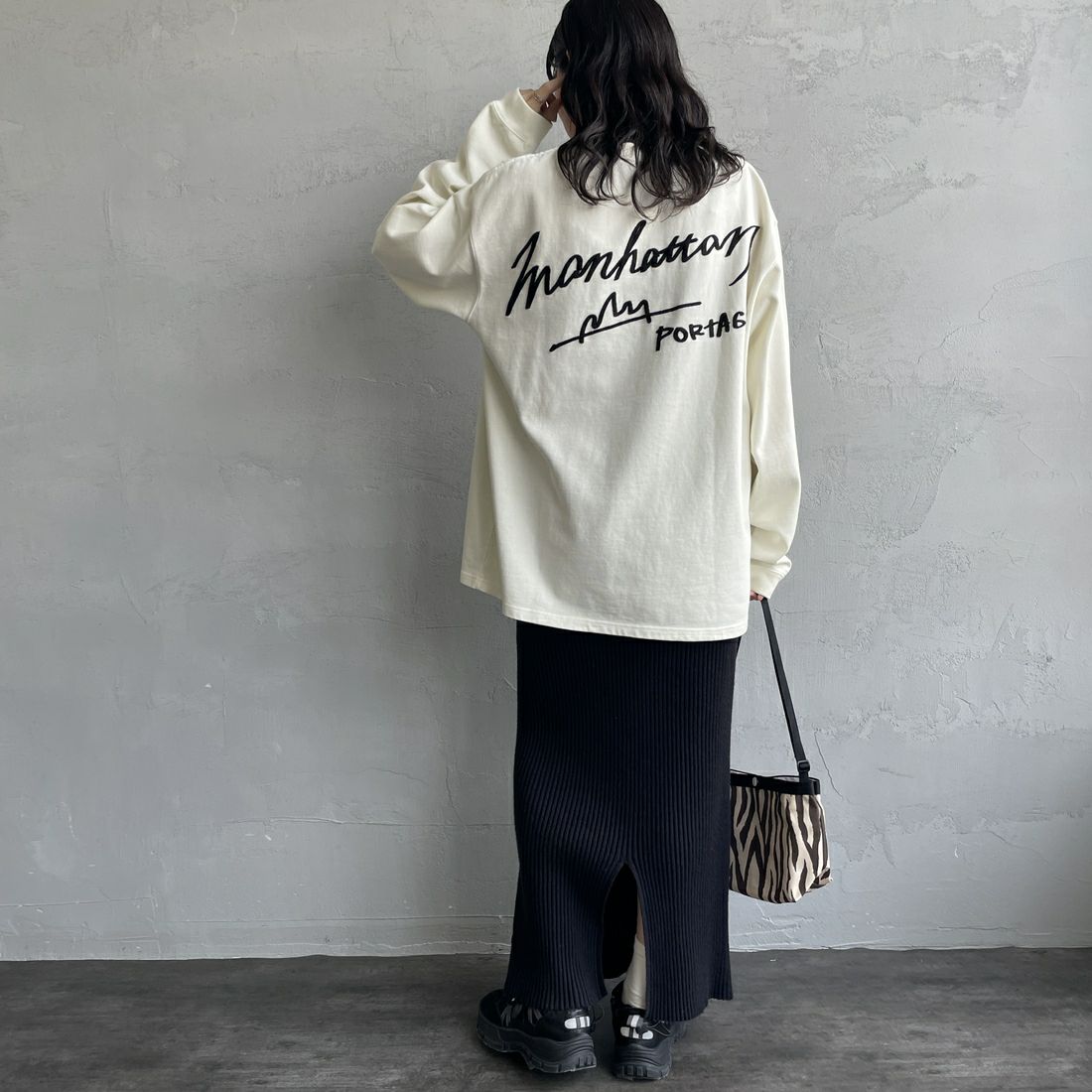 MANHATTAN PORTAGE [マンハッタンポーテージ] 別注 手書き風バックプリント ロングスリーブTシャツ [25FWMP-IN76-JF] IVORY &&モデル身長：160cm 着用サイズ：S&&