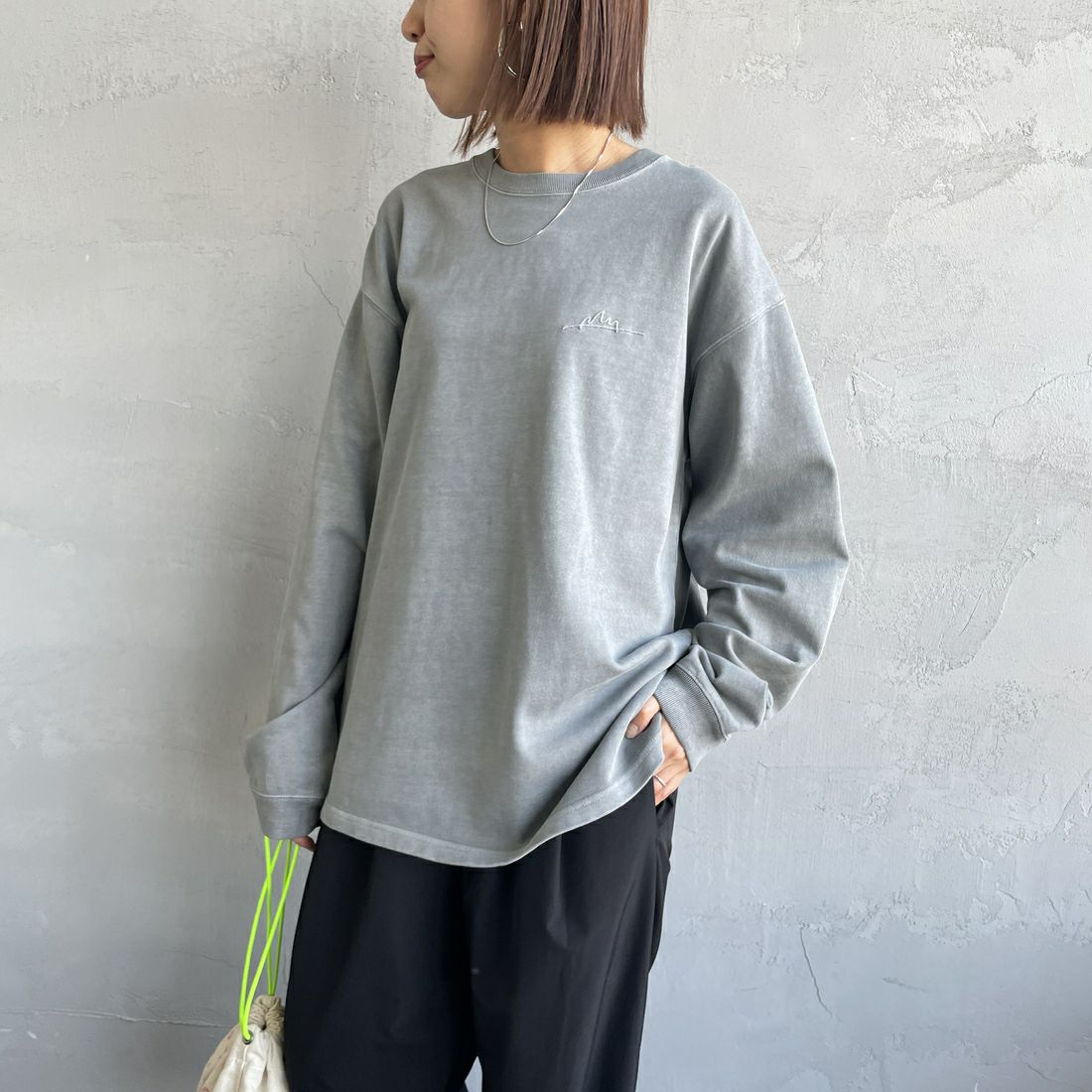 MANHATTAN PORTAGE [マンハッタンポーテージ] 別注 手書き風バックプリント ロングスリーブTシャツ [25FWMP-IN76-JF] GRAY &&モデル身長：160cm 着用サイズ：S&&