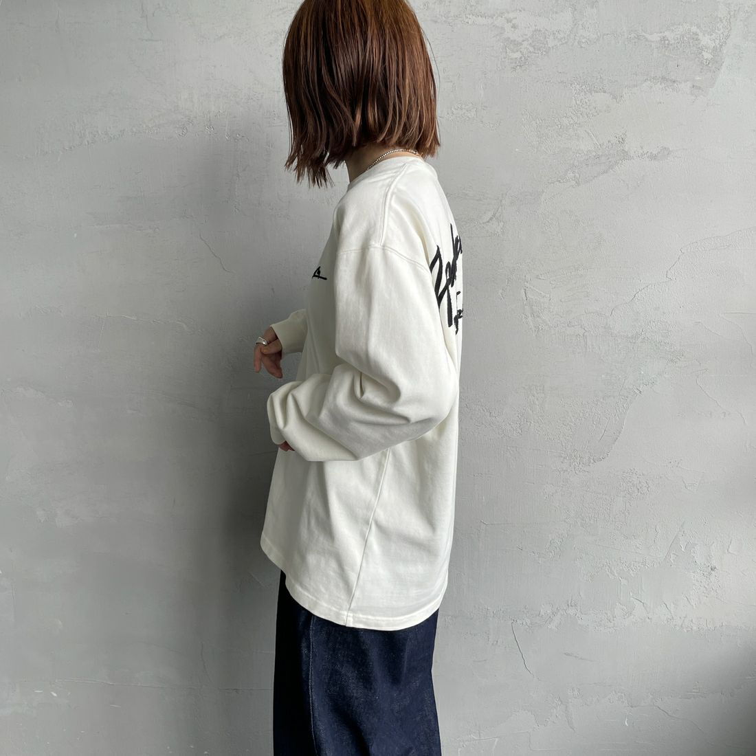 MANHATTAN PORTAGE [マンハッタンポーテージ] 別注 手書き風バックプリント ロングスリーブTシャツ [25FWMP-IN76-JF] IVORY &&モデル身長：158cm 着用サイズ：S&&