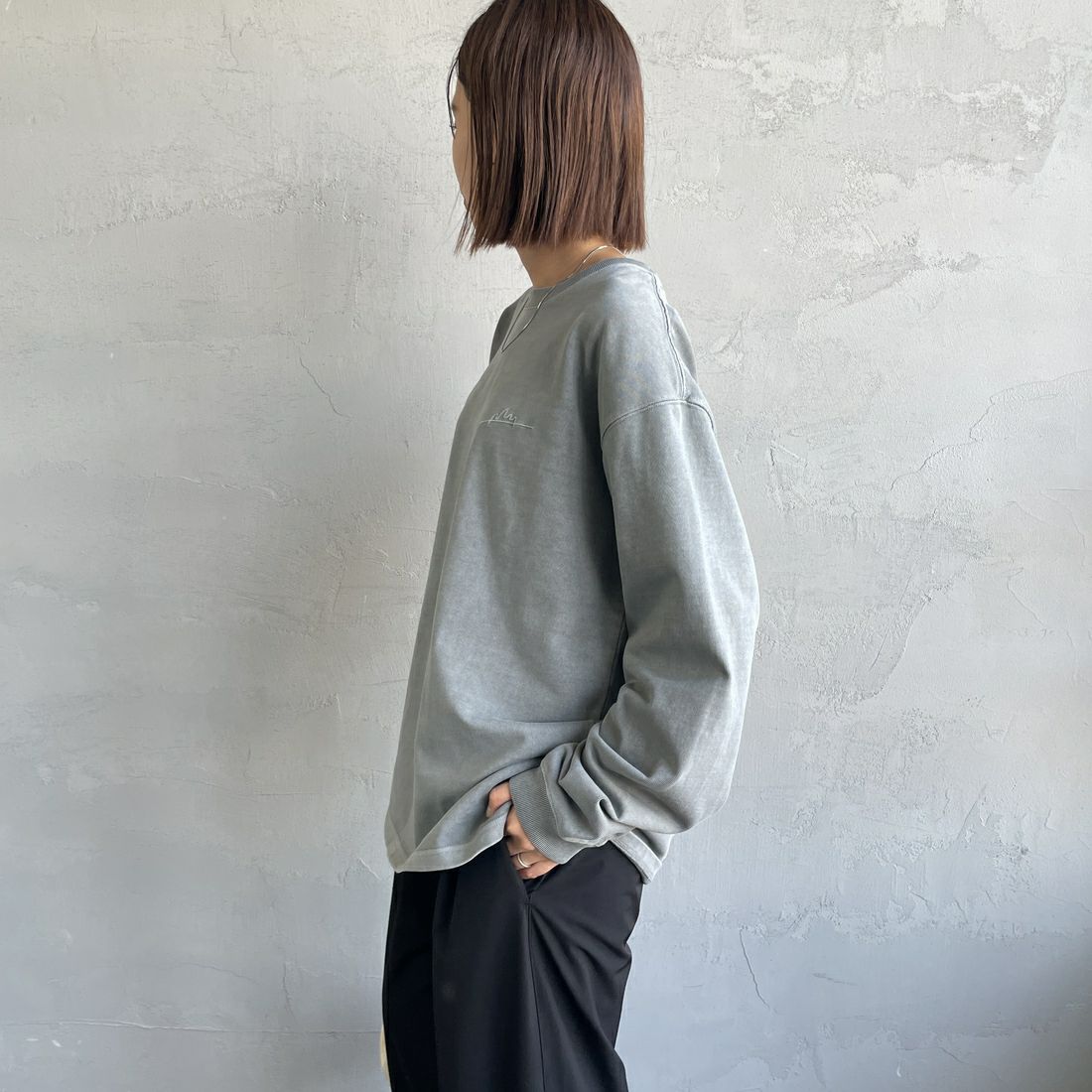 MANHATTAN PORTAGE [マンハッタンポーテージ] 別注 手書き風バックプリント ロングスリーブTシャツ [25FWMP-IN76-JF] GRAY &&モデル身長：160cm 着用サイズ：S&&