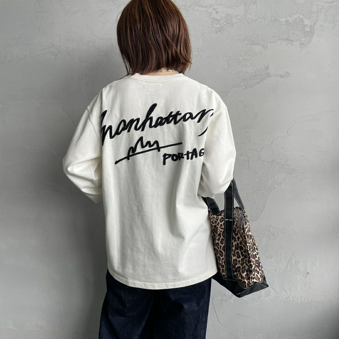 MANHATTAN PORTAGE [マンハッタンポーテージ] 別注 手書き風バックプリント ロングスリーブTシャツ [25FWMP-IN76-JF] IVORY &&モデル身長：158cm 着用サイズ：S&&
