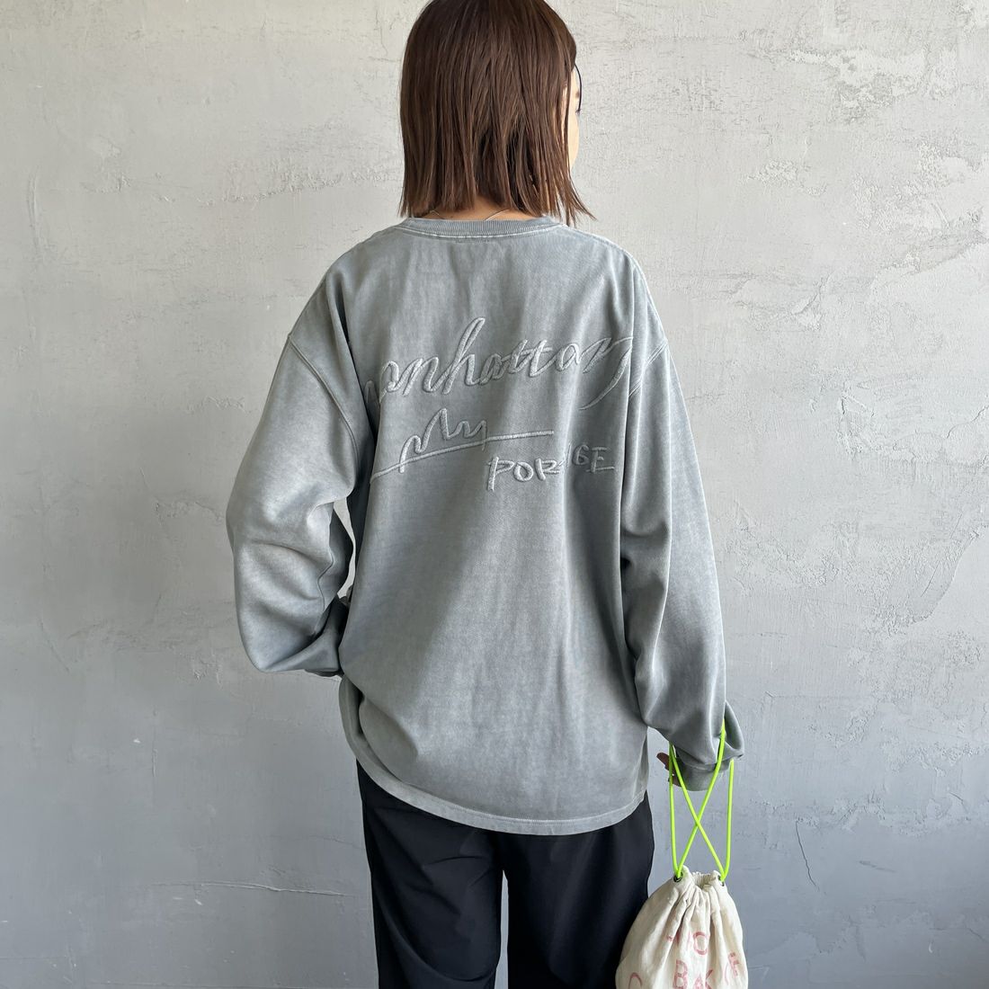 MANHATTAN PORTAGE [マンハッタンポーテージ] 別注 手書き風バックプリント ロングスリーブTシャツ [25FWMP-IN76-JF] GRAY &&モデル身長：160cm 着用サイズ：S&&