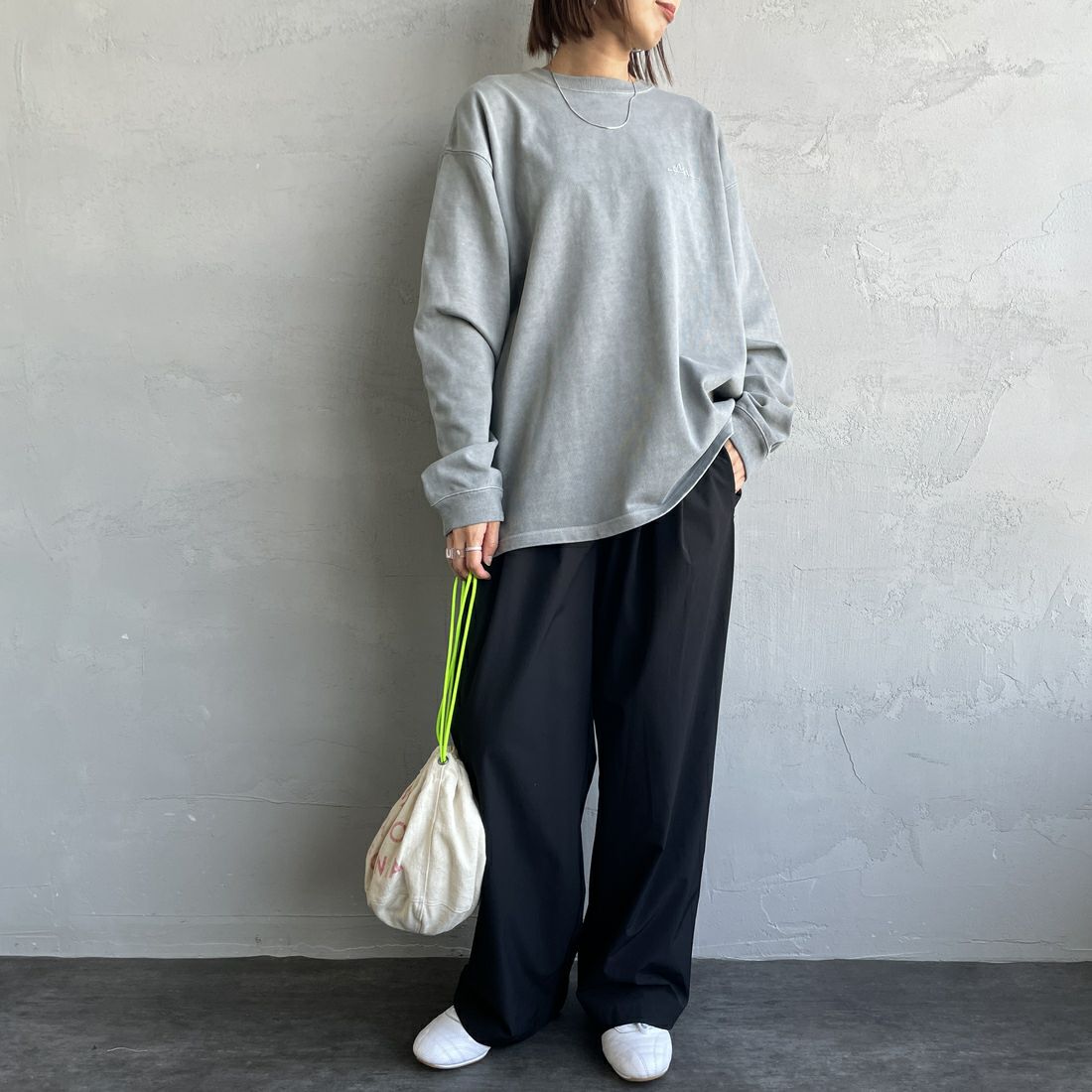 MANHATTAN PORTAGE [マンハッタンポーテージ] 別注 手書き風バックプリント ロングスリーブTシャツ [25FWMP-IN76-JF] GRAY &&モデル身長：160cm 着用サイズ：S&&