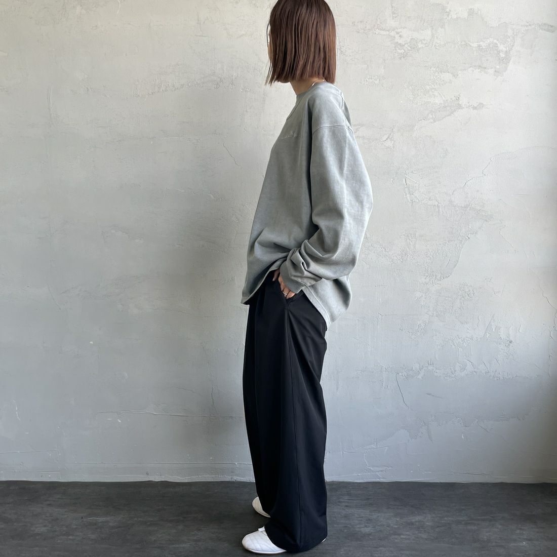 MANHATTAN PORTAGE [マンハッタンポーテージ] 別注 手書き風バックプリント ロングスリーブTシャツ [25FWMP-IN76-JF] GRAY &&モデル身長：160cm 着用サイズ：S&&