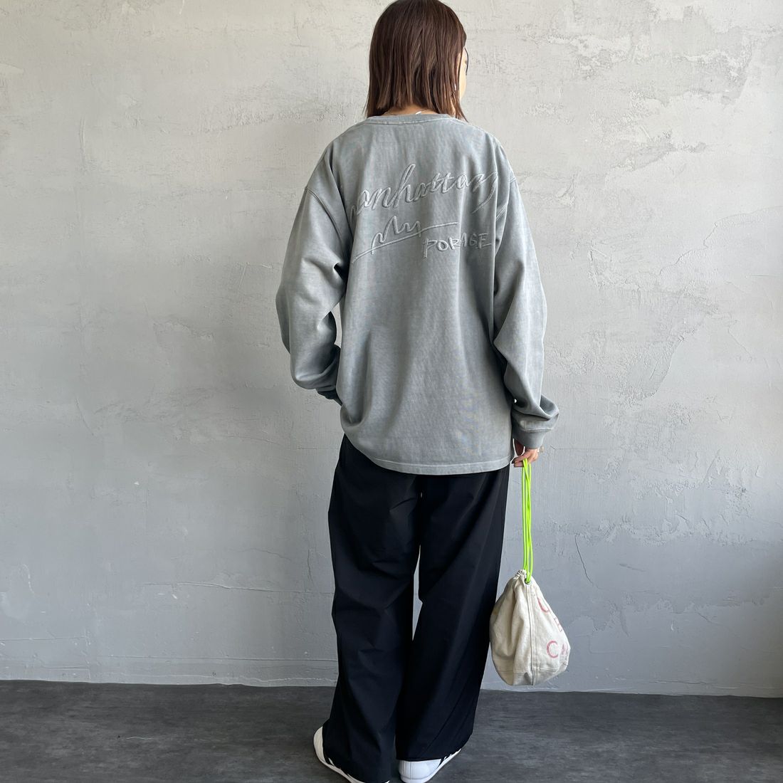 MANHATTAN PORTAGE [マンハッタンポーテージ] 別注 手書き風バックプリント ロングスリーブTシャツ [25FWMP-IN76-JF] GRAY &&モデル身長：160cm 着用サイズ：S&&