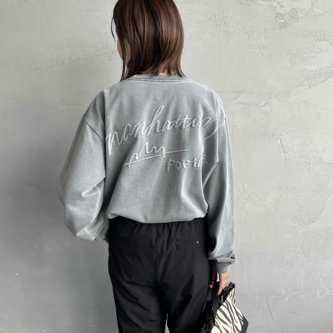 MANHATTAN PORTAGE [マンハッタンポーテージ] 別注 手書き風バックプリント ロングスリーブTシャツ [25FWMP-IN76-JF] GRAY &&モデル身長：159cm 着用サイズ：S&&