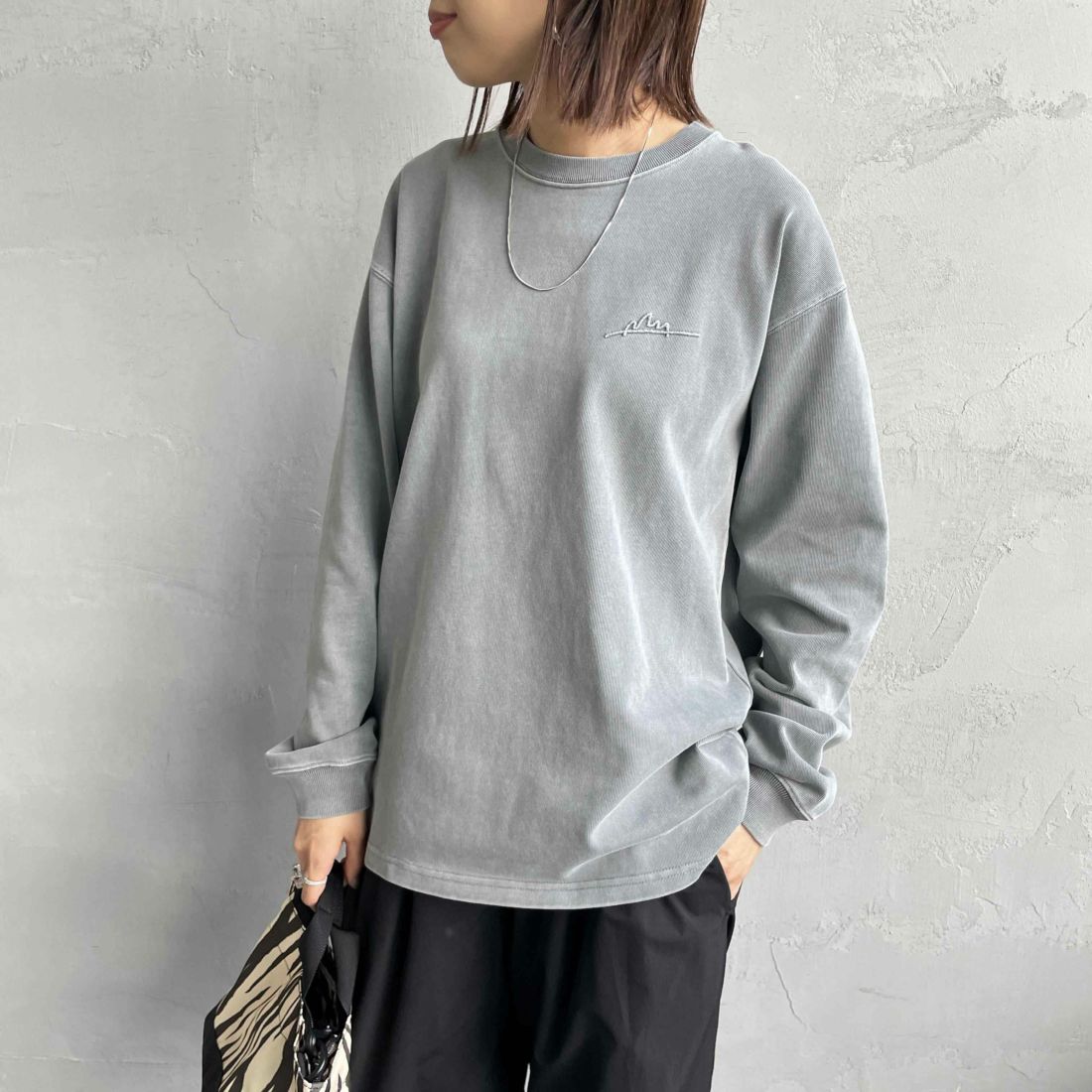MANHATTAN PORTAGE [マンハッタンポーテージ] 別注 手書き風バックプリント ロングスリーブTシャツ [25FWMP-IN76-JF] GRAY &&モデル身長：159cm 着用サイズ：S&&