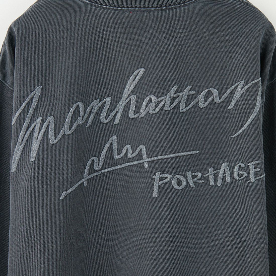 MANHATTAN PORTAGE [マンハッタンポーテージ] 別注 手書き風バックプリント ロングスリーブTシャツ [25FWMP-IN76-JF] CHARCOAL