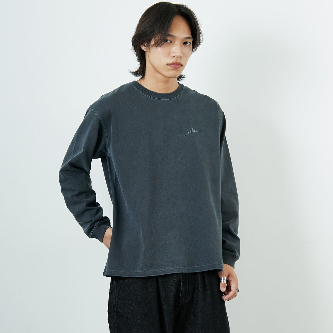 MANHATTAN PORTAGE [マンハッタンポーテージ] 別注 手書き風バックプリント ロングスリーブTシャツ [25FWMP-IN76-JF] CHARCOAL &&モデル身長：179cm 着用サイズ：L&&