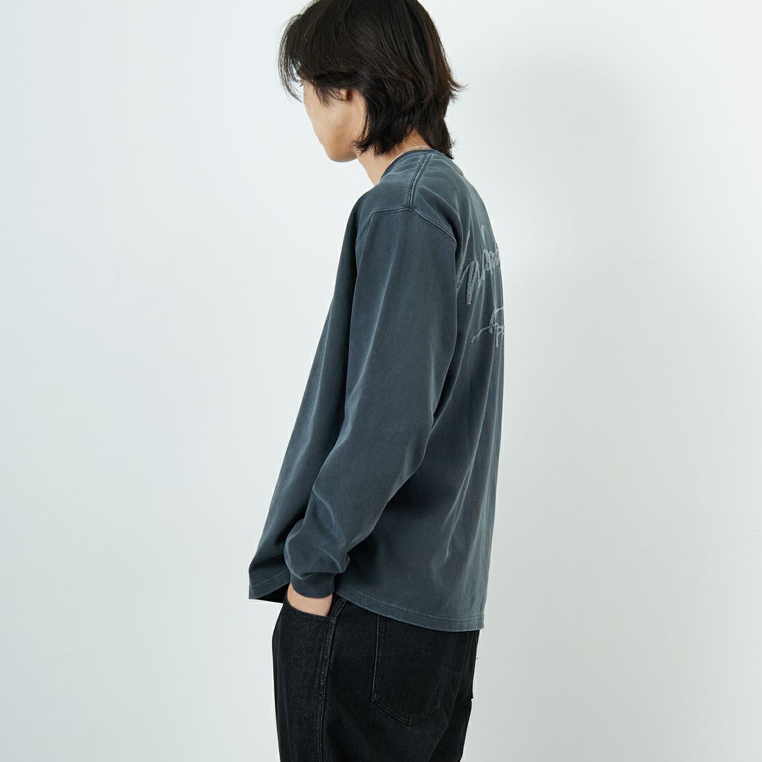 MANHATTAN PORTAGE [マンハッタンポーテージ] 別注 手書き風バックプリント ロングスリーブTシャツ [25FWMP-IN76-JF] CHARCOAL &&モデル身長：179cm 着用サイズ：L&&