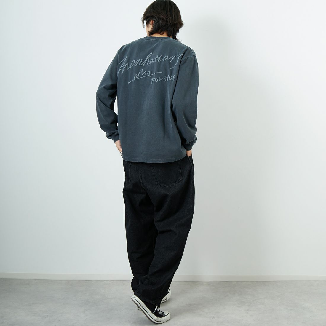 MANHATTAN PORTAGE [マンハッタンポーテージ] 別注 手書き風バックプリント ロングスリーブTシャツ [25FWMP-IN76-JF] CHARCOAL &&モデル身長：179cm 着用サイズ：L&&