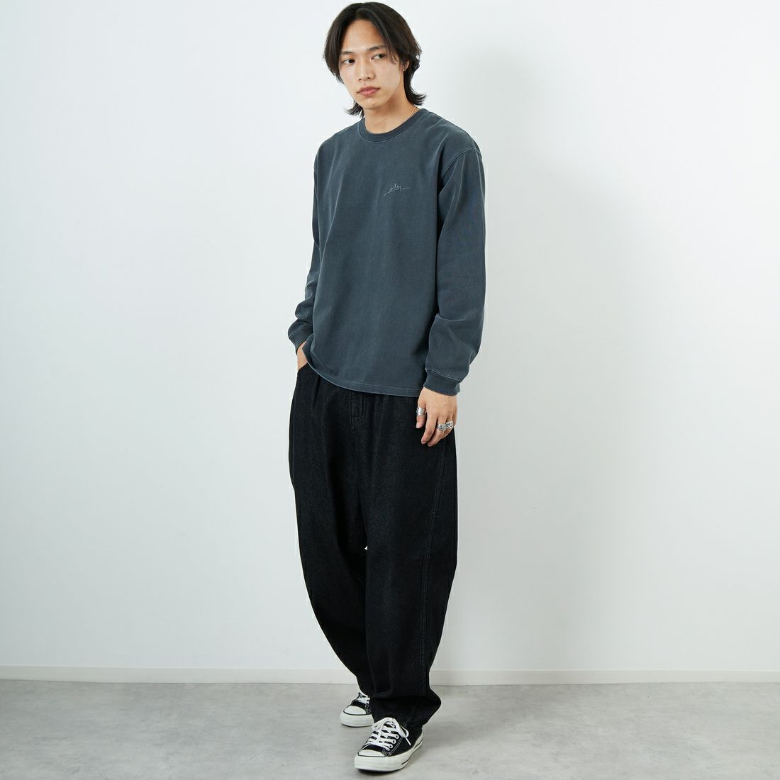 MANHATTAN PORTAGE [マンハッタンポーテージ] 別注 手書き風バックプリント ロングスリーブTシャツ [25FWMP-IN76-JF] CHARCOAL &&モデル身長：179cm 着用サイズ：L&&