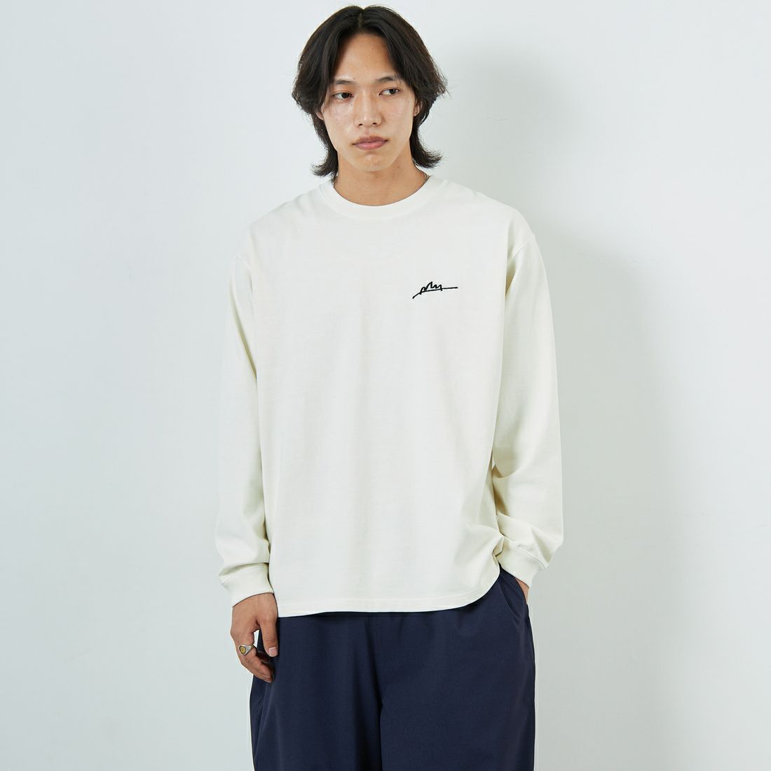 MANHATTAN PORTAGE [マンハッタンポーテージ] 別注 手書き風バックプリント ロングスリーブTシャツ [25FWMP-IN76-JF] IVORY &&モデル身長：179cm 着用サイズ：L&&