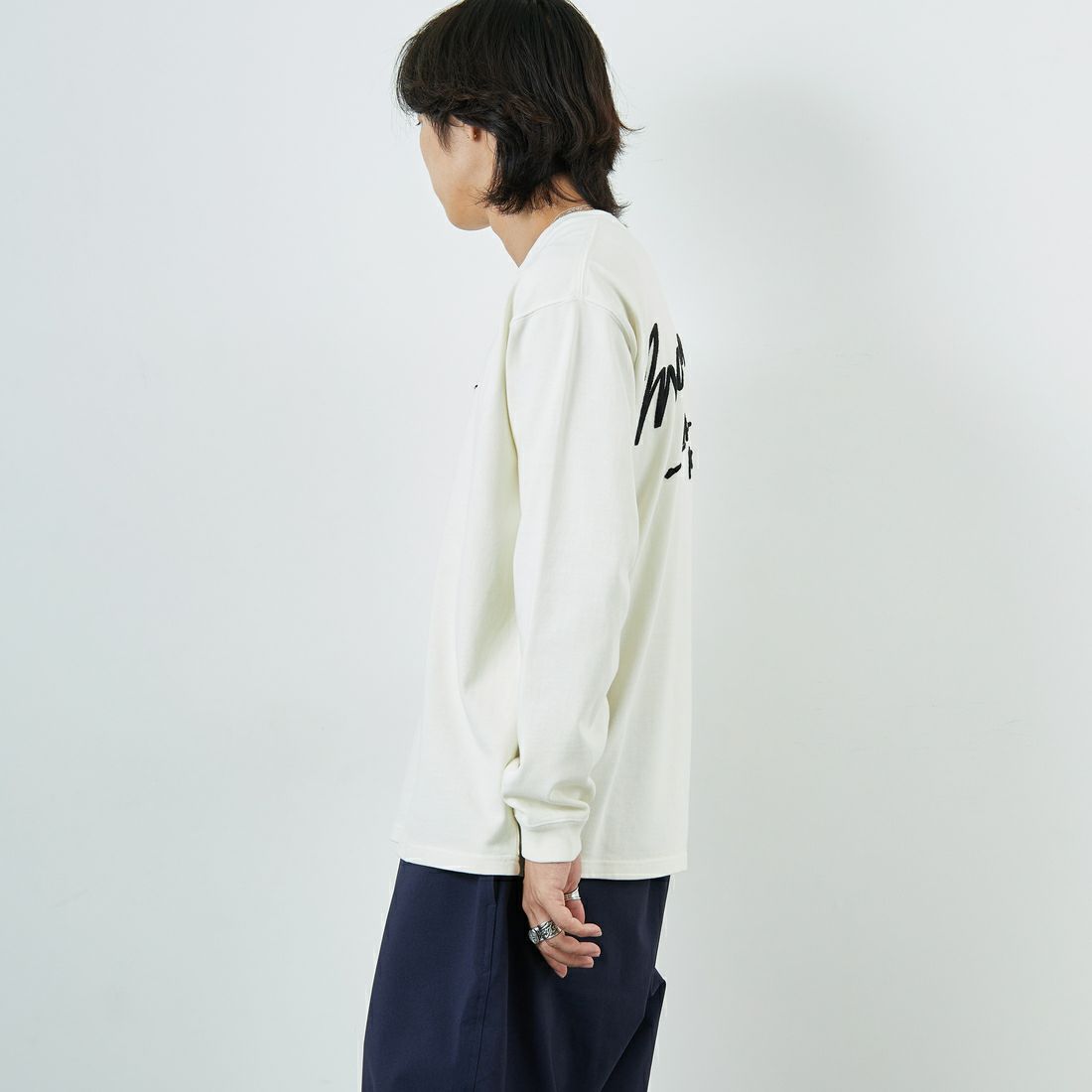 MANHATTAN PORTAGE [マンハッタンポーテージ] 別注 手書き風バックプリント ロングスリーブTシャツ [25FWMP-IN76-JF] IVORY &&モデル身長：179cm 着用サイズ：L&&