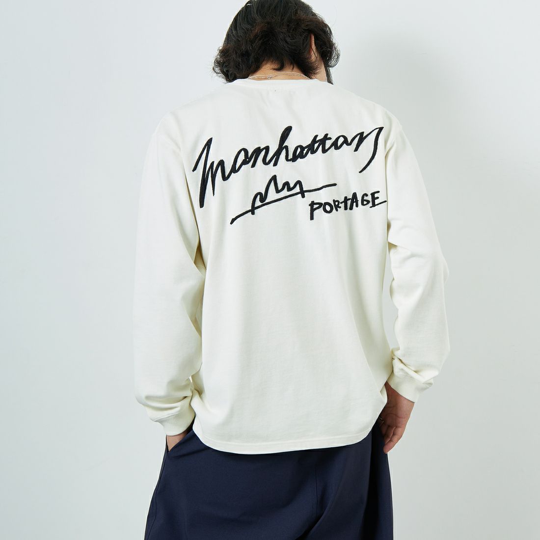MANHATTAN PORTAGE [マンハッタンポーテージ] 別注 手書き風バックプリント ロングスリーブTシャツ [25FWMP-IN76-JF] IVORY &&モデル身長：179cm 着用サイズ：L&&