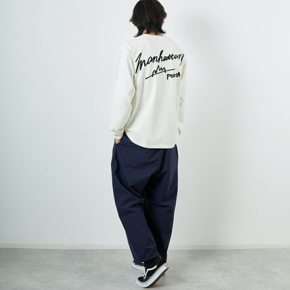 MANHATTAN PORTAGE [マンハッタンポーテージ] 別注 手書き風バックプリント ロングスリーブTシャツ [25FWMP-IN76-JF] IVORY &&モデル身長：179cm 着用サイズ：L&&