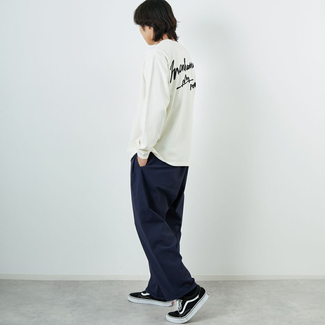 MANHATTAN PORTAGE [マンハッタンポーテージ] 別注 手書き風バックプリント ロングスリーブTシャツ [25FWMP-IN76-JF] IVORY &&モデル身長：179cm 着用サイズ：L&&