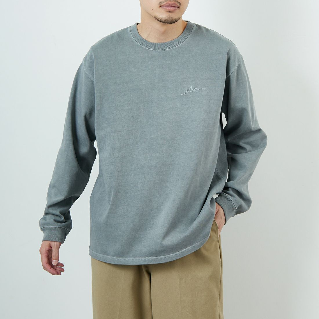 MANHATTAN PORTAGE [マンハッタンポーテージ] 別注 手書き風バックプリント ロングスリーブTシャツ [25FWMP-IN76-JF] GRAY &&モデル身長：167cm 着用サイズ：L&&