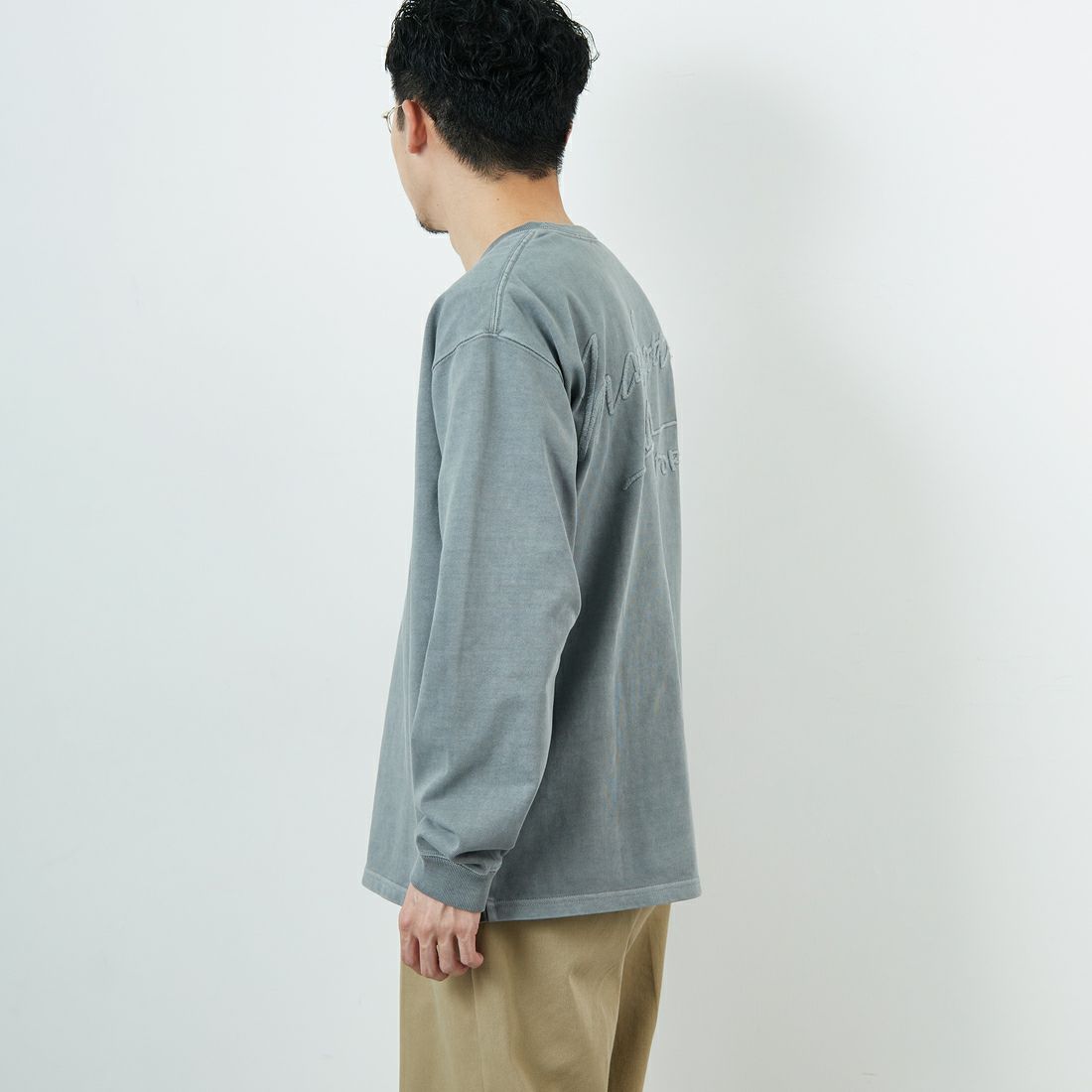 MANHATTAN PORTAGE [マンハッタンポーテージ] 別注 手書き風バックプリント ロングスリーブTシャツ [25FWMP-IN76-JF] GRAY &&モデル身長：167cm 着用サイズ：L&&