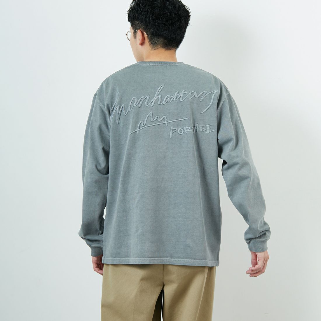 MANHATTAN PORTAGE [マンハッタンポーテージ] 別注 手書き風バックプリント ロングスリーブTシャツ [25FWMP-IN76-JF] GRAY &&モデル身長：167cm 着用サイズ：L&&