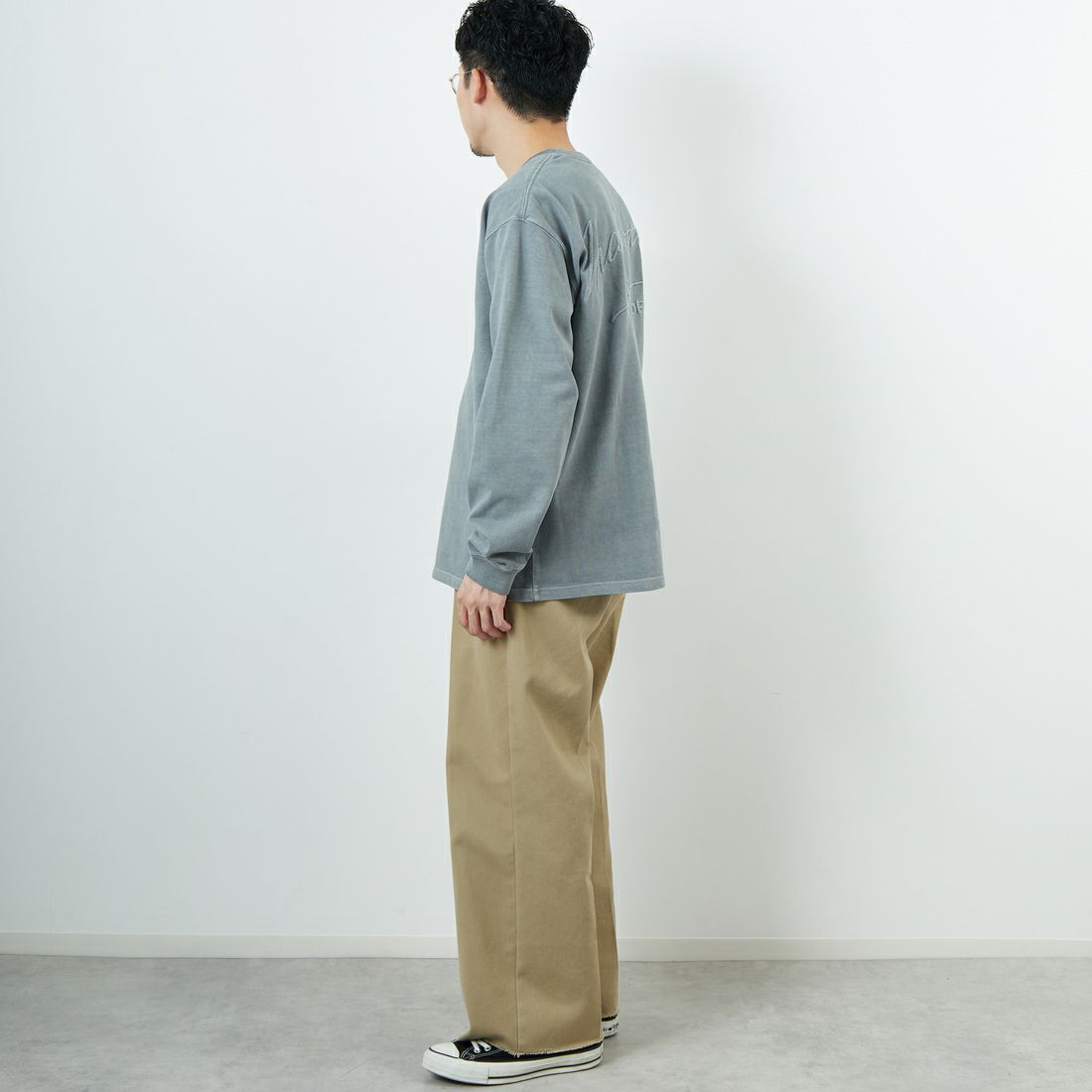 MANHATTAN PORTAGE [マンハッタンポーテージ] 別注 手書き風バックプリント ロングスリーブTシャツ [25FWMP-IN76-JF] GRAY &&モデル身長：167cm 着用サイズ：L&&