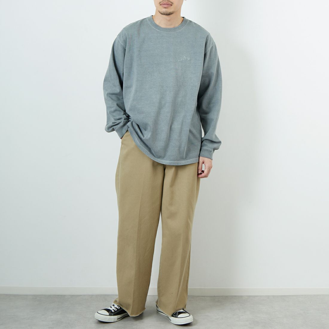 MANHATTAN PORTAGE [マンハッタンポーテージ] 別注 手書き風バックプリント ロングスリーブTシャツ [25FWMP-IN76-JF] GRAY &&モデル身長：167cm 着用サイズ：L&&