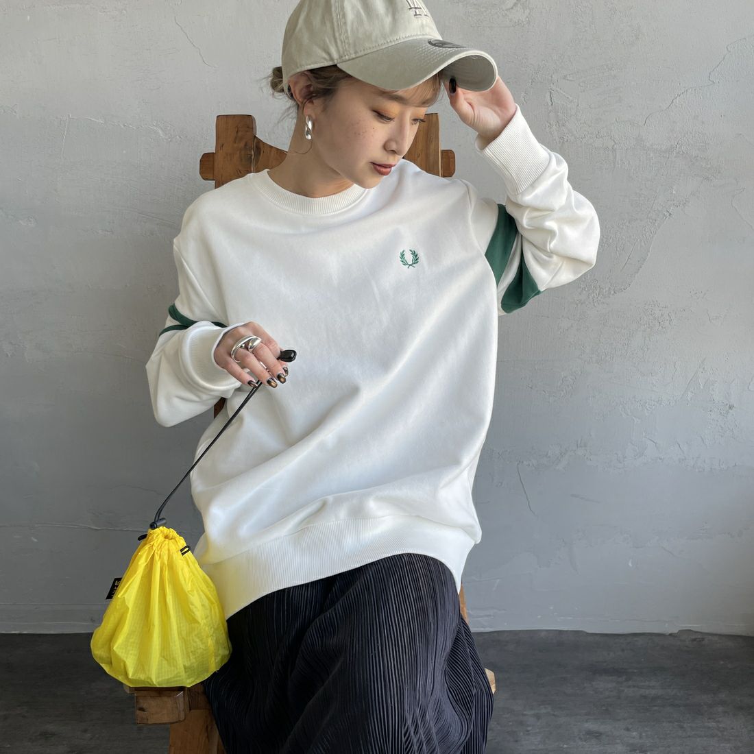 FRED PERRY [フレッドペリー] ピーチドティップドスリーブ クルーネックスウェット [M1731] 129 SNOW W &&モデル身長：150cm 着用サイズ：S&&