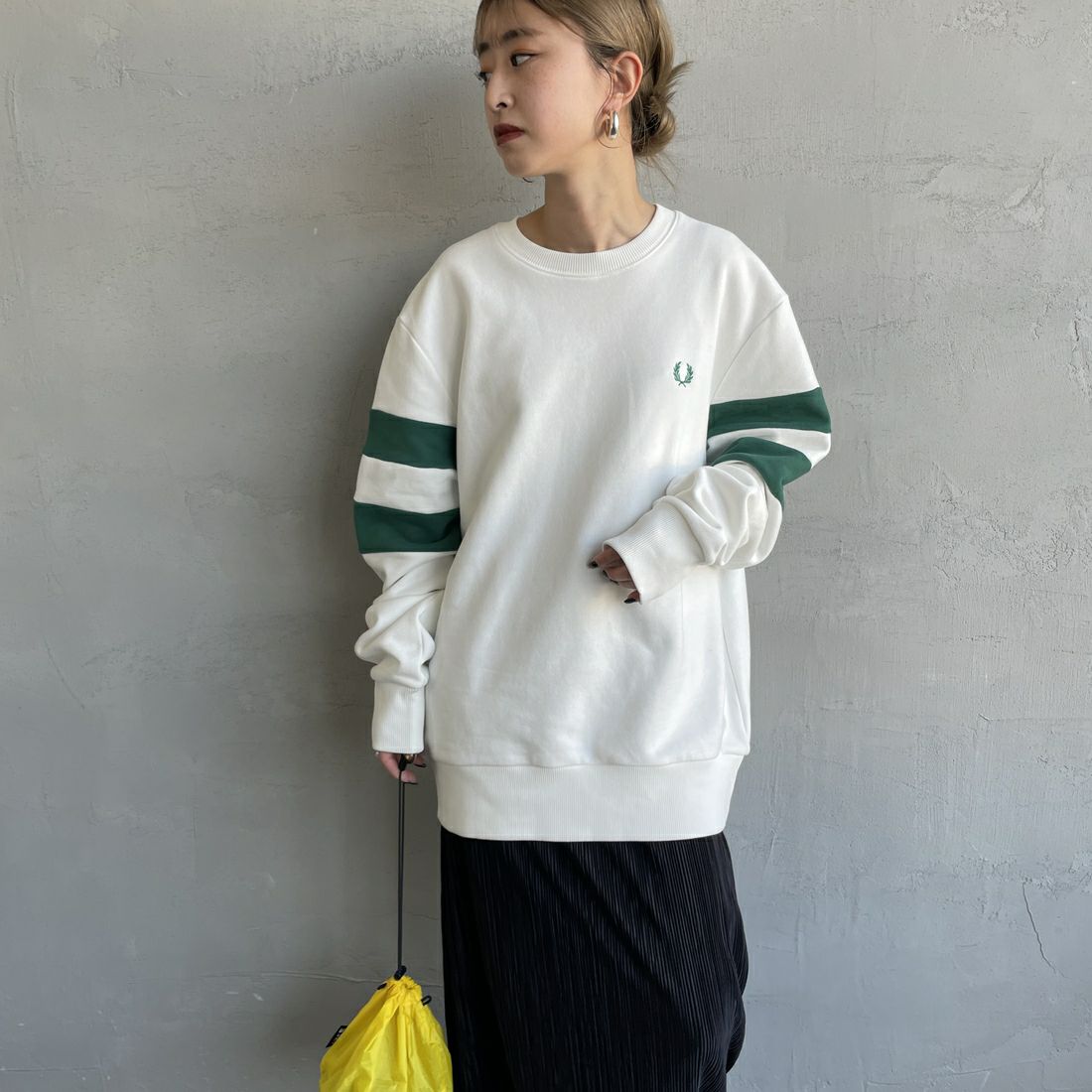 FRED PERRY [フレッドペリー] ピーチドティップドスリーブ クルーネックスウェット [M1731] 129 SNOW W &&モデル身長：150cm 着用サイズ：S&&