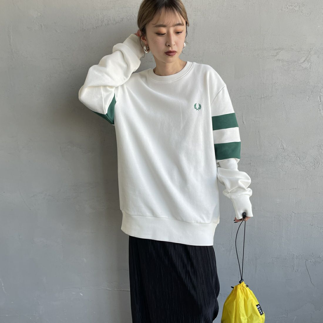 FRED PERRY [フレッドペリー] ピーチドティップドスリーブ クルーネックスウェット [M1731] 129 SNOW W &&モデル身長：150cm 着用サイズ：S&&
