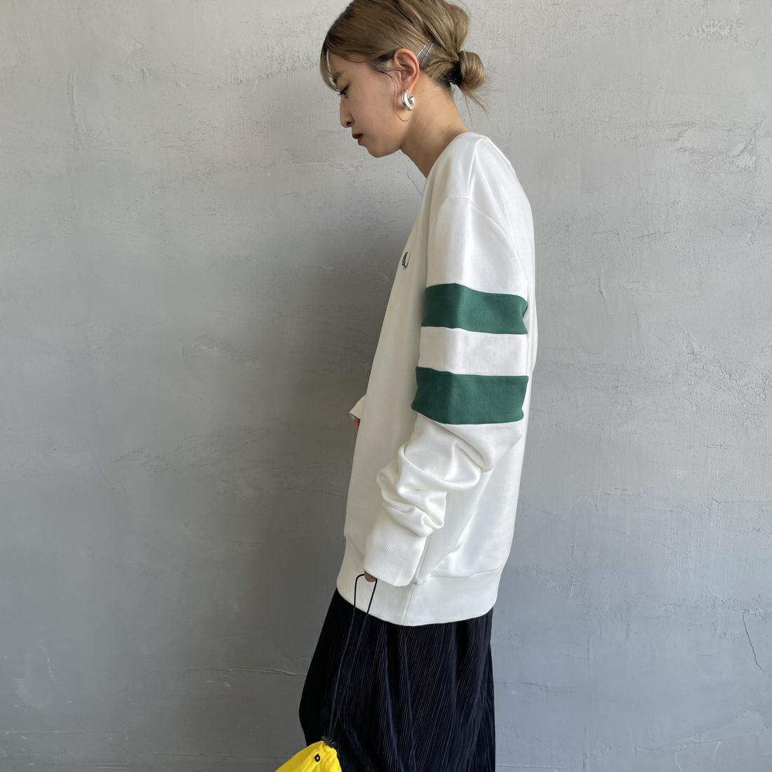 FRED PERRY [フレッドペリー] ピーチドティップドスリーブ クルーネックスウェット [M1731] 129 SNOW W &&モデル身長：150cm 着用サイズ：S&&